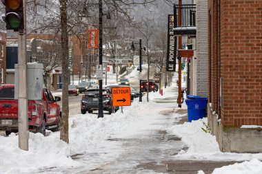 Kanada, Quebec, 10 Kasım 2025: Arabalar, kar, tali yol tabelası, tuğla binalar