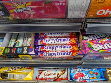 Kanada, Quebec, 13 Kasım 2025: Mısır gevreği, Skittles, Maynards, Airheads, Kinder ile dolu şeker rafı