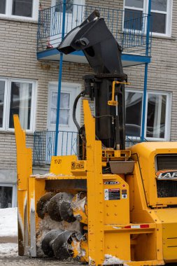 Kanada, Quebec, 27 Kasım 2025: İkamet yerinin önüne park edilmiş büyük sarı kar püskürtücü