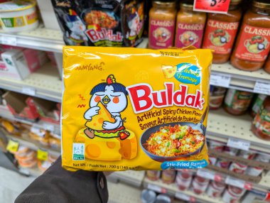 Kanada, Quebec, 29 Kasım 2025: Peynir seven çizgi film tavuğu dükkanda baharatlı ramen eriştesi sergiliyor