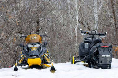 Kanada, Quebec, 27 Kasım 2025: Karlı kış manzarasına park edilmiş iki siyah ve sarı kar aracı