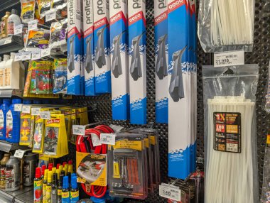 Kanada, Quebec, 30 Kasım 2025: Araba aksesuarları ve bakım gereçleri düzgünce mağaza raflarında sergileniyor