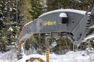 Kanada, Quebec, 05 Aralık 2025: Kar, kış ormanı endüstriyel uyarısında kazıcı kolu kapladı