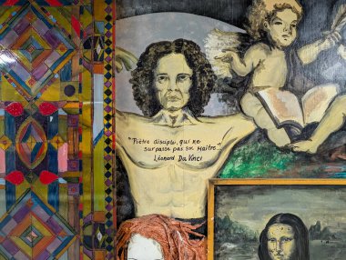 Kanada, Quebec, 27 Kasım 2025: Kıvırcık saçlı, kanatlı, melekli, geometrik boyalı camlı adam, Mona Lisa