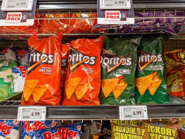 Kanada, Quebec, 30 Kasım 2025: Doritos Nacho Cheese ve Jalapeno Cheddar Chips
