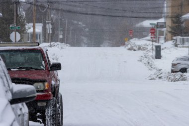 Kanada, Quebec, 30 Kasım 2025: Araçlarla kaplı cadde, dur işaretleri ve düşen kar taneleri