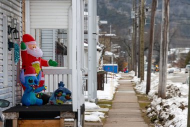 Kanada, Quebec, 27 Kasım 2025: Şişme Noel Baba, Dikiş ve Grinch Karlı Cadde 'de Dekorasyon Verandası