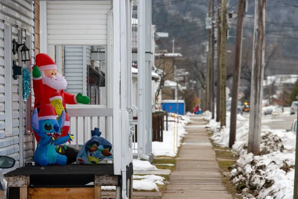 Kanada, Quebec, 27 Kasım 2025: Şişme Noel Baba, Dikiş ve Grinch Karlı Cadde 'de Dekorasyon Verandası