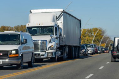 Kanada, Quebec, 11 Ekim 2025: Beyaz kamyonet, kamyonet ve çok sayıda araçla trafik sıkışıklığı