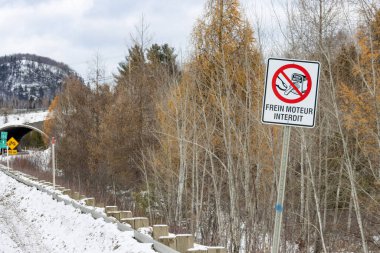 Kanada, Quebec, 29 Kasım 2025: Bu karlı orman yolunda motor frenine izin verilmiyor