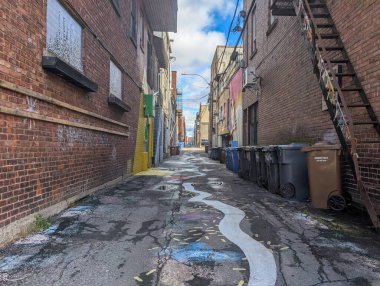 Kanada, Quebec, 08 Kasım 2025: Boyalı çizgiler, çöp bidonları, tuğla duvarlar, grafiti.
