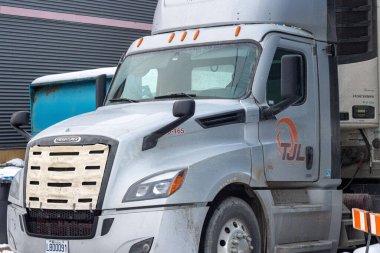 Kanada, Quebec, 19 Kasım 2025: Kargo kamyonu kış öğleden sonra sanayi binasının önüne park edildi