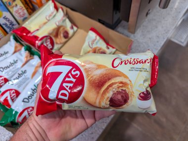 Kanada, Quebec, 08 Kasım 2025: Perakende satış mağazasında kakao dolu el yapımı kruvasan