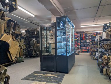 Kanada, Quebec, 20 Temmuz 2025: İçinde gözlük ve sırt çantaları bulunan taktik ekipman mağazası