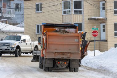 Kanada, Quebec, 04 Aralık 2025: Kar küreme kamyonu dur işareti kavşağında karlı yolda çalışıyor