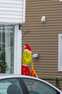 Kanada, Quebec, 29 Kasım 2025: Grinch bayram sezonunda köşeden gizlice bakıyor
