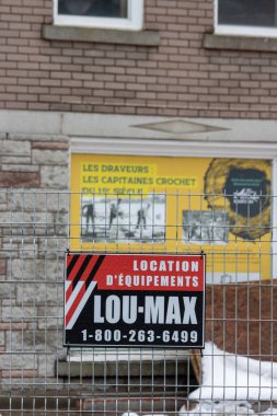 Kanada, Quebec, 27 Kasım 2025: Tarihi binanın önündeki çitte ekipman kiralama tabelası