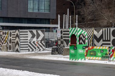 Kanada, Montreal, 23 Aralık 2025: Karlı taksi durağı olan inşaat alanında geometrik desenler