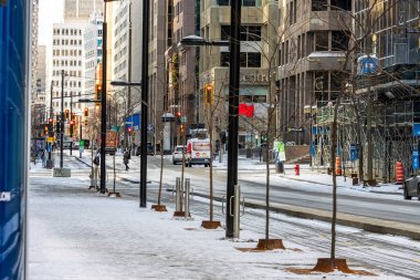 Kanada, Montreal, 22 Aralık 2025: Trafik ışıkları ve iskele ile karla kaplı kent caddesi.