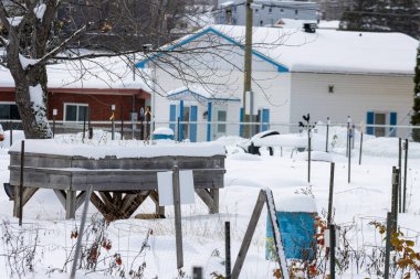 Kanada, Quebec, 17 Kasım 2025: Kamu bahçesi ahşap ekici ve mavi fıçıyla kaplandı