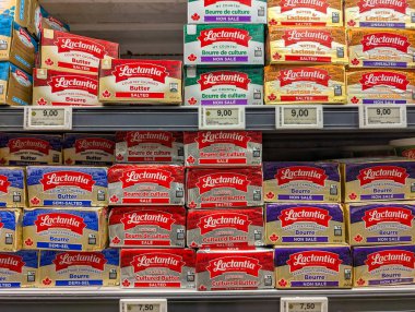 Kanada, Quebec, 20 Eylül 2025: Market raflarında gösterilen tereyağı çeşitliliği