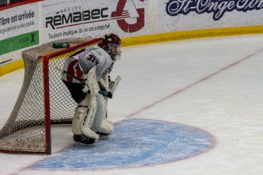 Kanada, Quebec, 15 Kasım 2025: Buz hokeyi kalecileri yeni gelen disk müsabakasına hazır