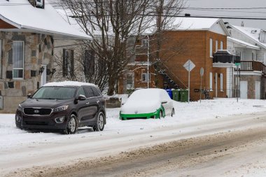 Kanada, Quebec, 10 Kasım 2025: Kışın sakin bir yerde park etmiş arabaları kar kapladı