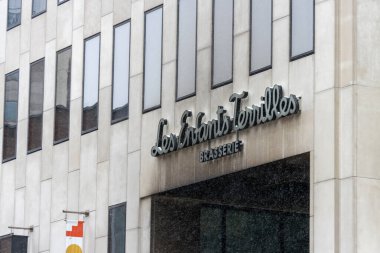 Kanada, Montreal, 22 Aralık 2025: Yağmurlu bir günde pencereler, pankartlar ve tabelayla modern brasserie dış görünüş