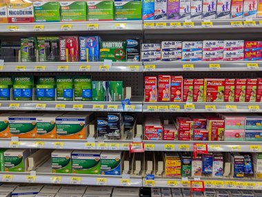 Kanada, Quebec, 11 Ekim 2025: Nikotin bantlı eczane rafları, ağrı kesici, çocuk ilaçları, çeşitli markalar