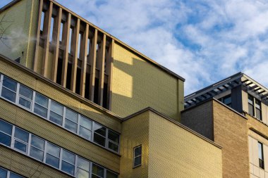 Kanada, Montreal, 22 Aralık 2025: Mavi gökyüzü arka planına sahip modern binanın mimari detayları