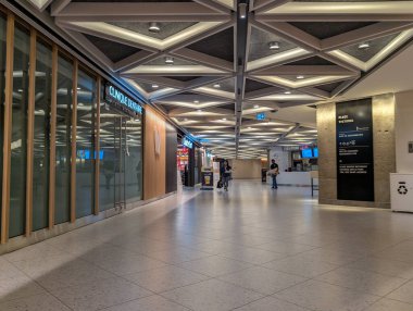 Kanada, Montreal, 24 Aralık 2025: Geometrik tavanlı modern alışveriş koridoru ve çok az insan.