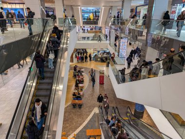 Kanada, Montreal, 23 Aralık 2025: Alışveriş merkezi insanlarla, yürüyen merdivenlerle ve Noel süslemeleriyle dolu.