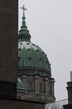 Kanada, Montreal, 23 Aralık 2025: Yeşil katedral kubbesi kısmen kışın gökyüzünün altında gölgeler tarafından gizlendi