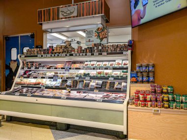 Kanada, Montreal, 22 Aralık 2025: Çeşitli et ve konserve yiyeceklerle dondurulmuş açık hava bölümü