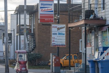 Kanada, Quebec, 08 Kasım 2025: Yerel market işaretleri, kırmızı hareketlilik aracı, sarı pikap, geri dönüşüm kutuları.