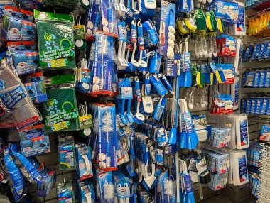 Kanada, Montreal, 23 Aralık 2025: Koridor çeşitli temizlik fırçaları, süngerler, silgi ve pedlerle dolu