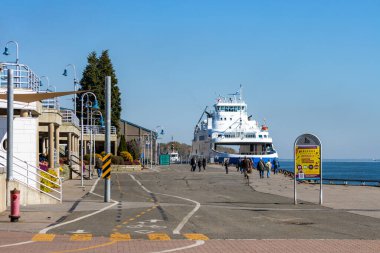 Kanada, Quebec, 11 Ekim 2025: Güneşli bir günde insanlar feribota doğru yürüyor