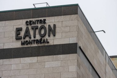 Kanada, Montreal, 22 Aralık 2025: Merkez Eaton Montreal binasının dış yüzeyi görünür tabela ve duvar