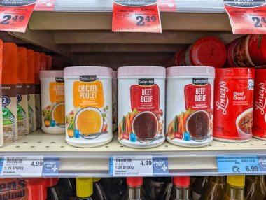 Kanada, Quebec, 29 Kasım 2025: Market rafında çeşitli tavuk ve et çorbası konteynerleri