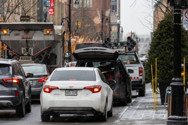 Kanada, Montreal, 22 Aralık 2025: Yoğun kış şehri caddesi arabalar, açık bagaj, iş