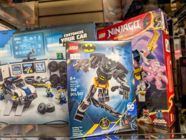 Kanada, Quebec, 08 Kasım 2025: Batman Ninjago Lego setlerinin renkli kutuları mağaza raflarında sergileniyor
