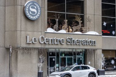 Kanada, Montreal, 25 Aralık 2025: Le Centre Sheraton Montreal giriş cephesinde karlı tatil süslemeleri