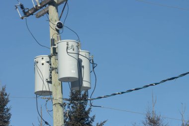 Kanada, Montreal, 26 Aralık 2025: Elektrik transformatörleri açık mavi gökyüzü arka planında