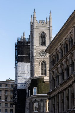Kanada, Montreal, 24 Aralık 2025: Gotik katedral kulesi, yapı iskelesi ve tarihi şehir kontrastı