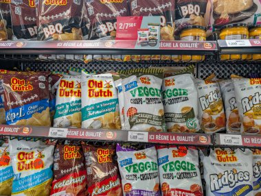 Kanada, Quebec, 30 Kasım 2025: Market rafında tanıtım tabelasıyla çeşitli Old Dutch cipsleri