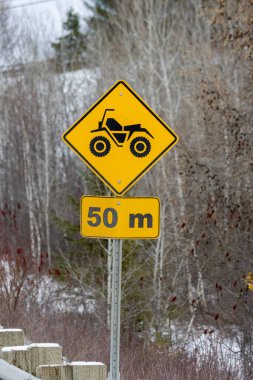 Kanada, Quebec, 29 Kasım 2025: Kırsal orman yolunda ilerleyen off-road araçları için uyarı