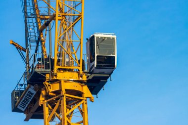 Kanada, Montreal, 26 Aralık 2025: Açık mavi gökyüzü arka planına karşı inşaat vinç kabini