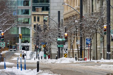Kanada, Montreal, 24 Aralık 2025: Karlı Şehir Kavşağı Trafik Işıkları ve Bina Arkaplanı