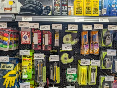 Kanada, Quebec, 30 Kasım 2025: Ofis malzemeleri oyun kartları bant yapıştırıcı alet bıçakları ile sergileniyor