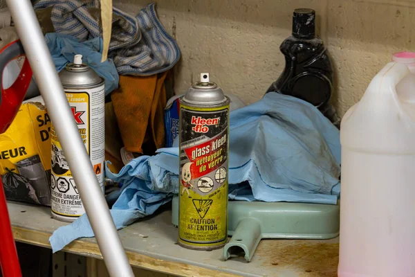Kanada, Quebec, 03 Aralık 2025: Çeşitli temizlik malzemeleri ve giysileri eski bir rafta yığıldı